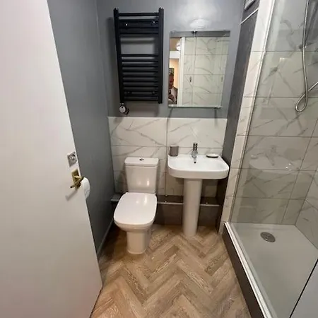 Appartement Centrally Located With Free Parking *