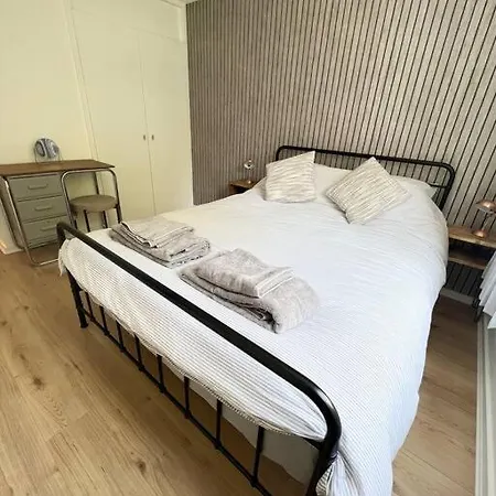 Appartement Centrally Located With Free Parking *