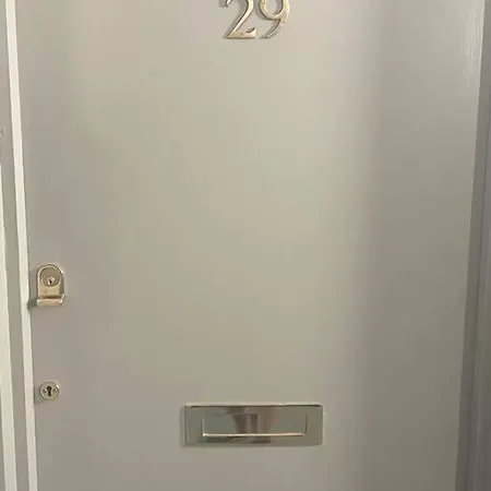 Appartement Centrally Located With Free Parking