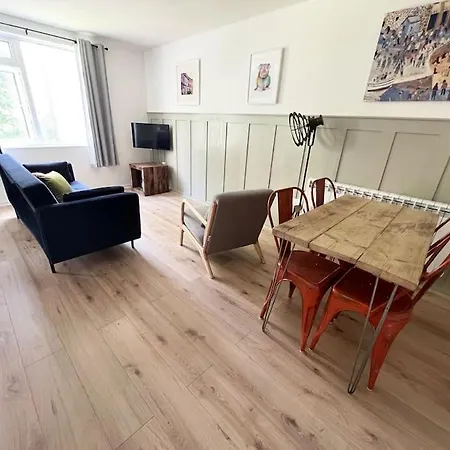 Centrally Located With Free Parking Appartement *