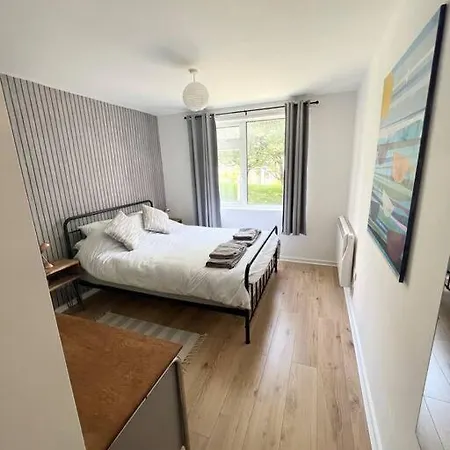 Appartement Centrally Located With Free Parking *