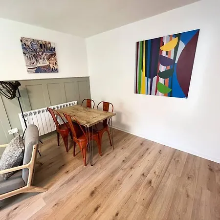 Appartement Centrally Located With Free Parking
